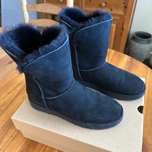 UGG women’s classic cuff short boot worn once, like new!